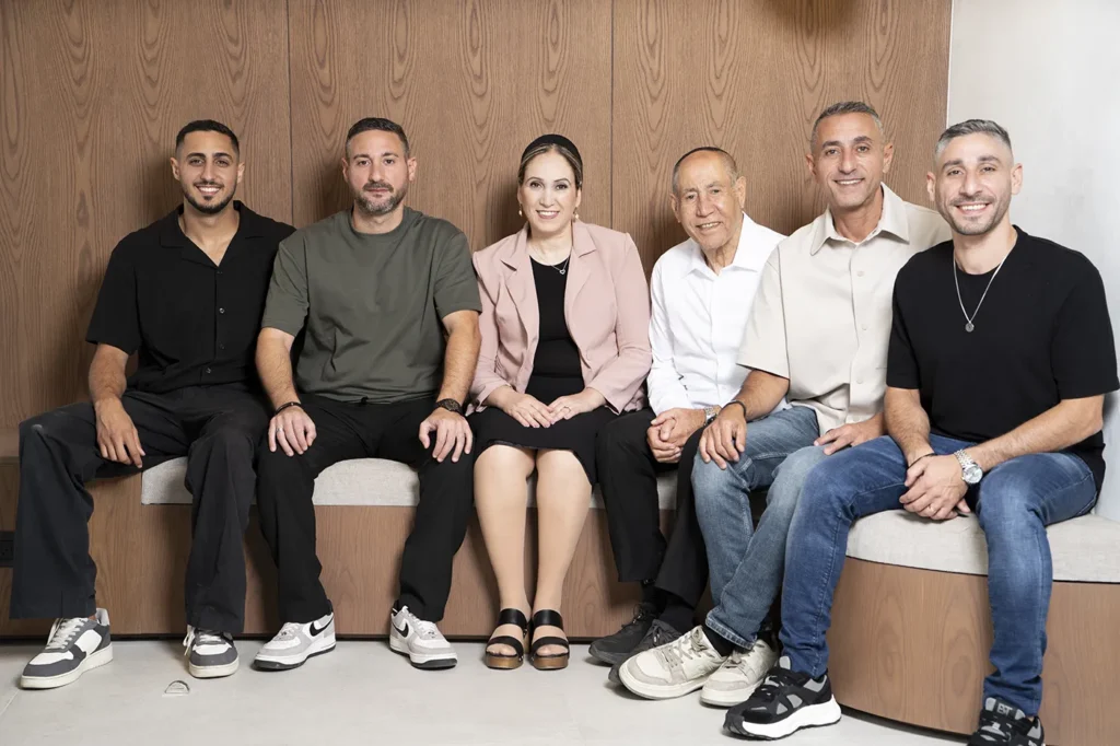 צוות בסון סוכנות לביטוח | יושבים במשרד הסוכנות