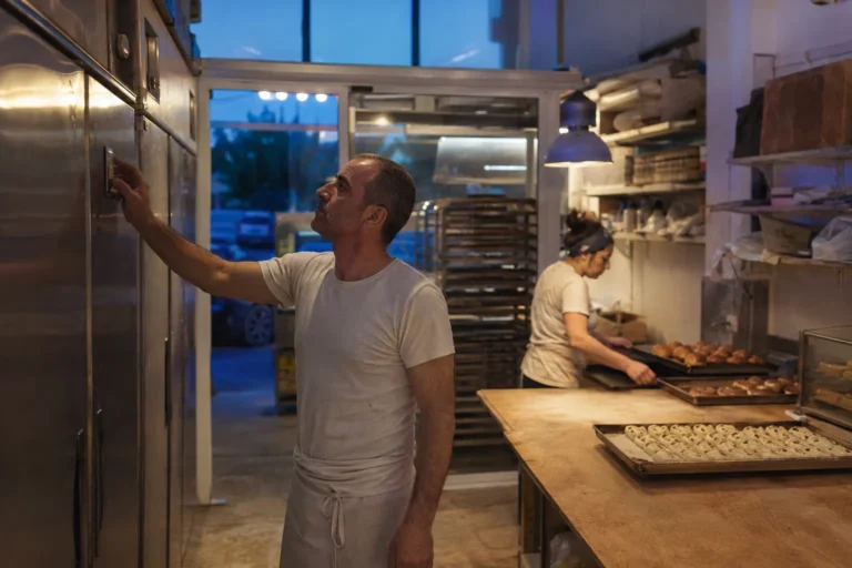 בעל עסק ועובד נערכים לפתיחת מאפייה שכונתית