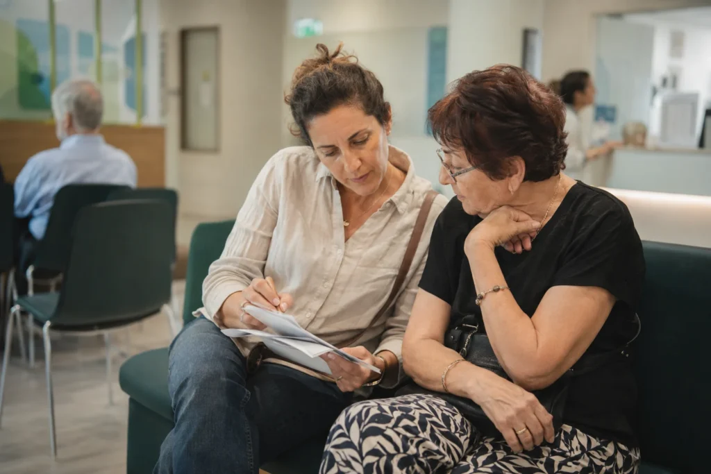 בת מלווה את אמה במהלך המתנה לבדיקה רפואית
